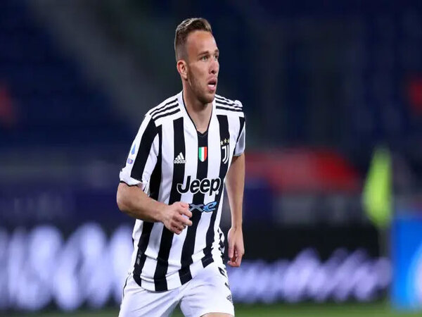 Fiorentina disebut mengincar Arthur Melo apabila Sofyan Amrabat resmi pindah ke Manchester United musim panas ini / via Getty Images