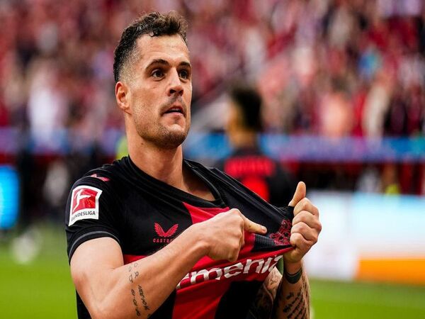 Gelandang Bayer Leverkusen yakni Granit Xhaka, dilaporkan menjadi salah satu nama yang diincar oleh Juventus untuk memperkuat lini tengah tim di musim 2025/26 / via Getty Images