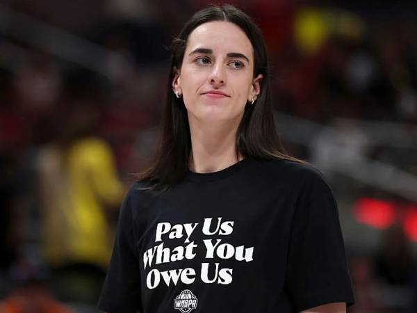 Para pemain All-Star WNBA termasuk Caitlin Clark mengenakan kaos “Pay Us What You Owe Us” saat pemanasan jelang pertandingan. (Foto: AP)