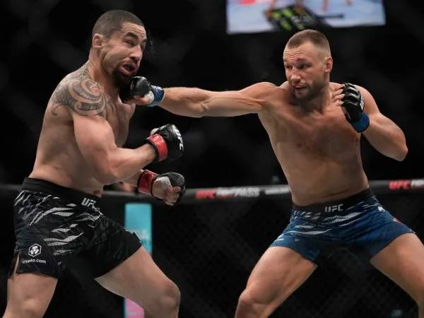 Reinier de Ridder (kanan) membukukan kemenangan ketiga tahun ini setelah mengalahkan Robert Whittaker. (Foto: Fight TV)