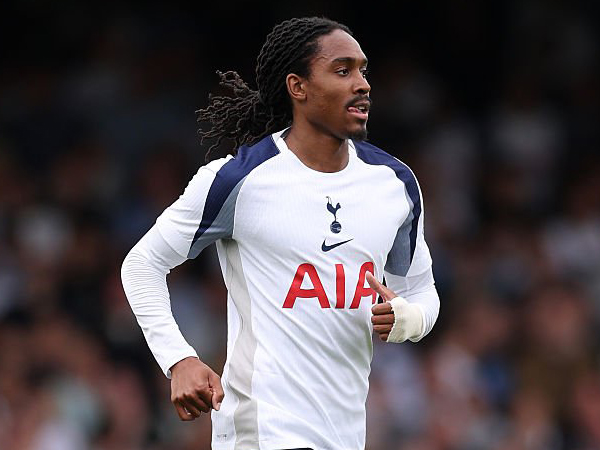 Tottenham Hotspur Segera Perpanjang Masa Bakti Djed Spence