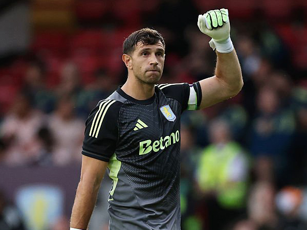 United Gigit Jari, Aston Villa Tolak Lepas Emiliano Martinez